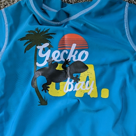 Swim shirt and swim trunks - Picture 2 of 3